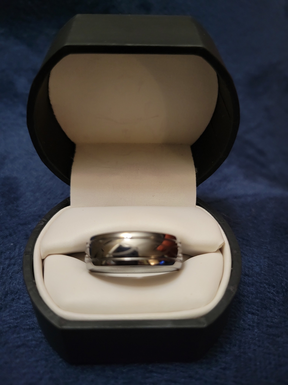 Men's Grey Titanium Infinity Ring with Engraved Ridge - Picture 4 of 7